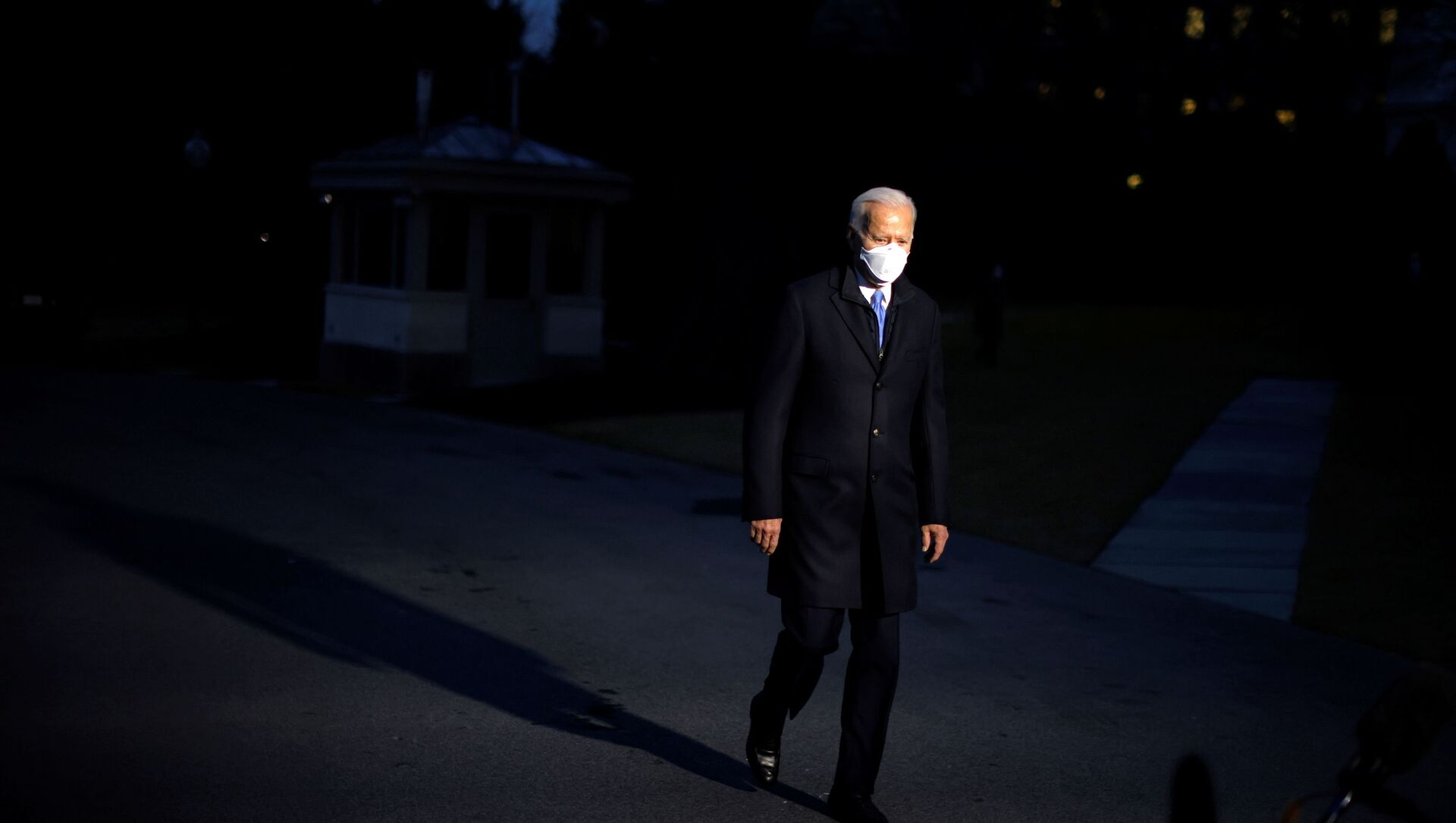 U.S. President Joe Biden leaves the Oval Office as he departs to Camp David from the South Lawn of the White House in Washington, U.S., February 12, 2021 - Sputnik International, 1920, 14.02.2021