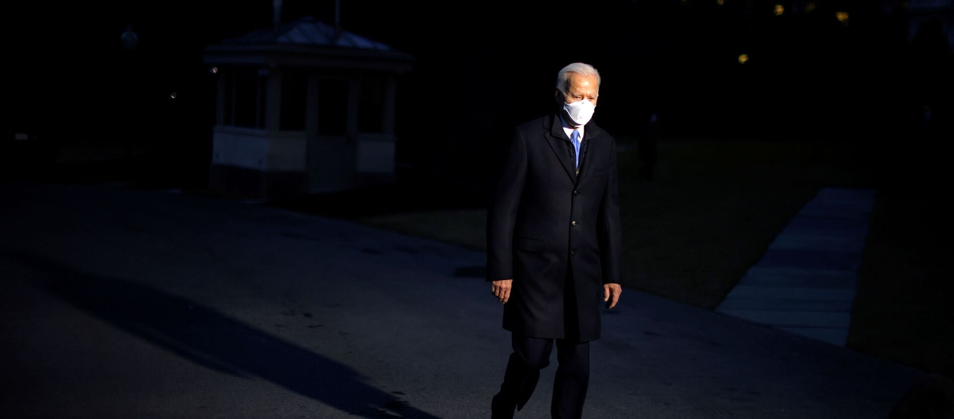 U.S. President Joe Biden leaves the Oval Office as he departs to Camp David from the South Lawn of the White House in Washington, U.S., February 12, 2021 - Sputnik International, 1920, 14.02.2021