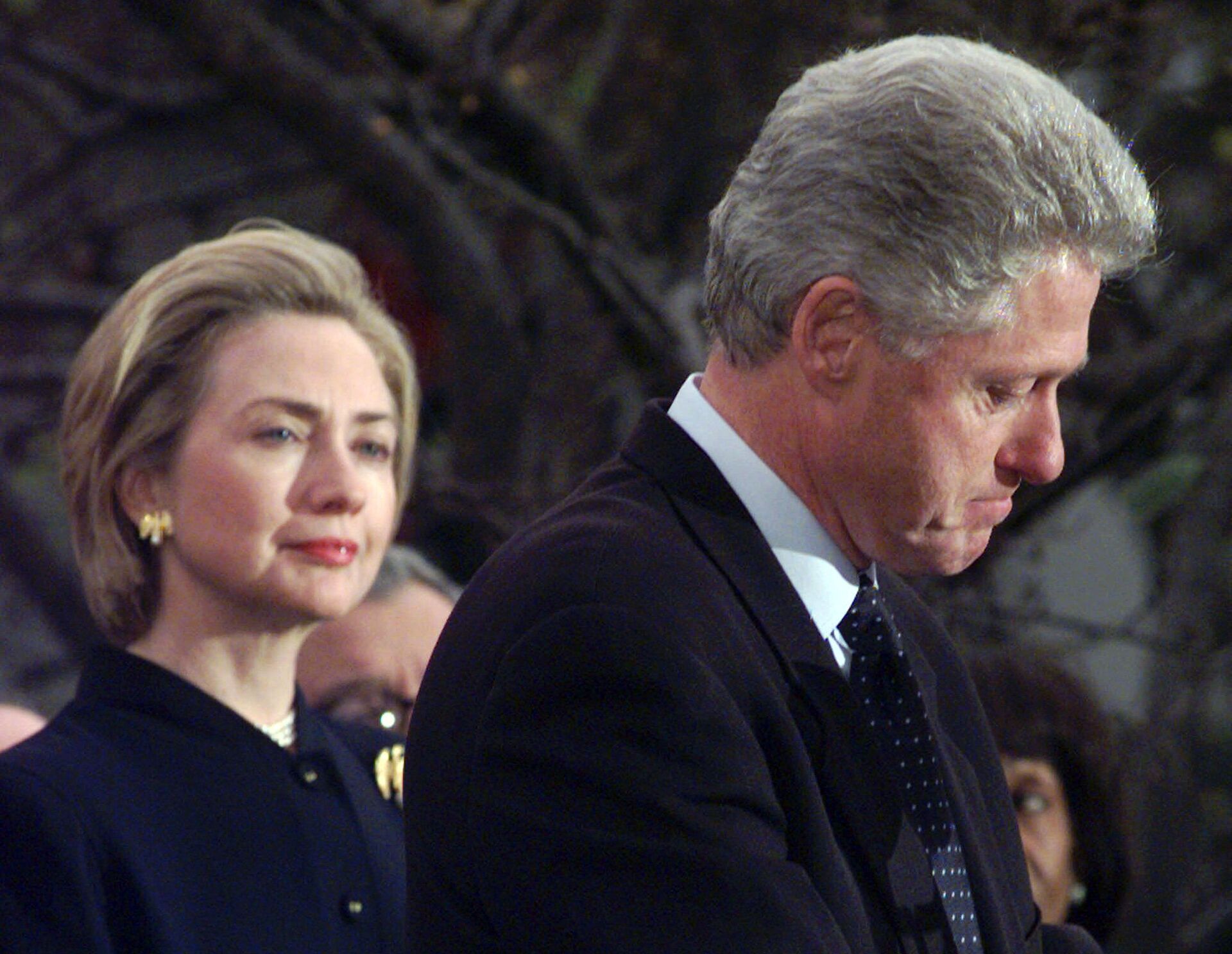 First lady Hillary Rodham Clinton watches President Clinton pause as he thanks those Democratic members of the House of Representatives who voted against impeachment in this Dec. 19, 1998 file photo - Sputnik International, 1920, 25.09.2021