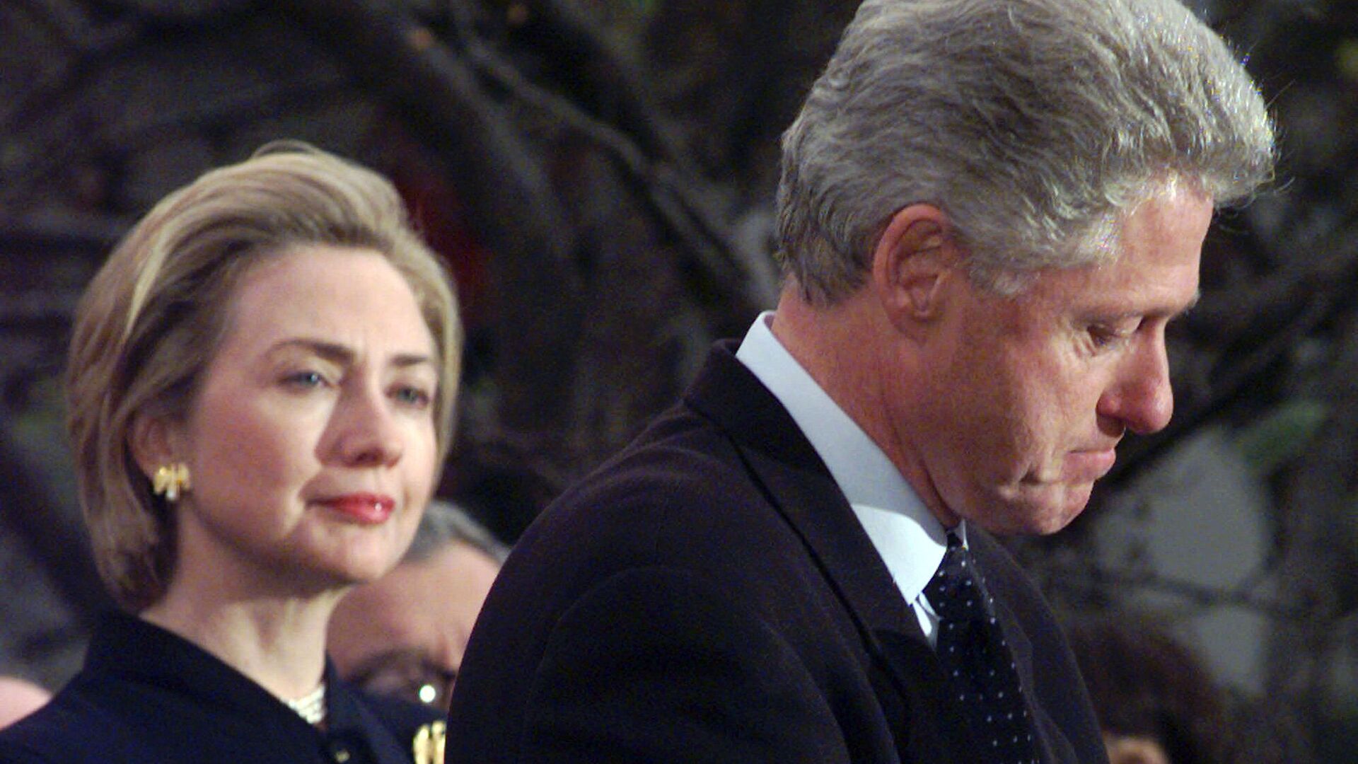 First lady Hillary Rodham Clinton watches President Clinton pause as he thanks those Democratic members of the House of Representatives who voted against impeachment in this Dec. 19, 1998 file photo - Sputnik International, 1920, 17.06.2022