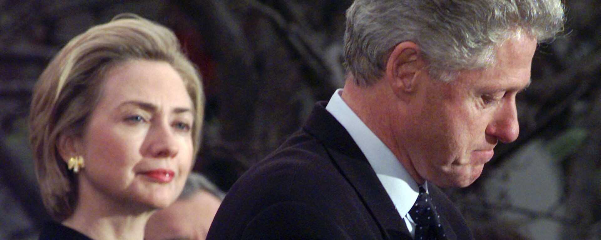 First lady Hillary Rodham Clinton watches President Clinton pause as he thanks those Democratic members of the House of Representatives who voted against impeachment in this Dec. 19, 1998 file photo - Sputnik International, 1920, 27.05.2021