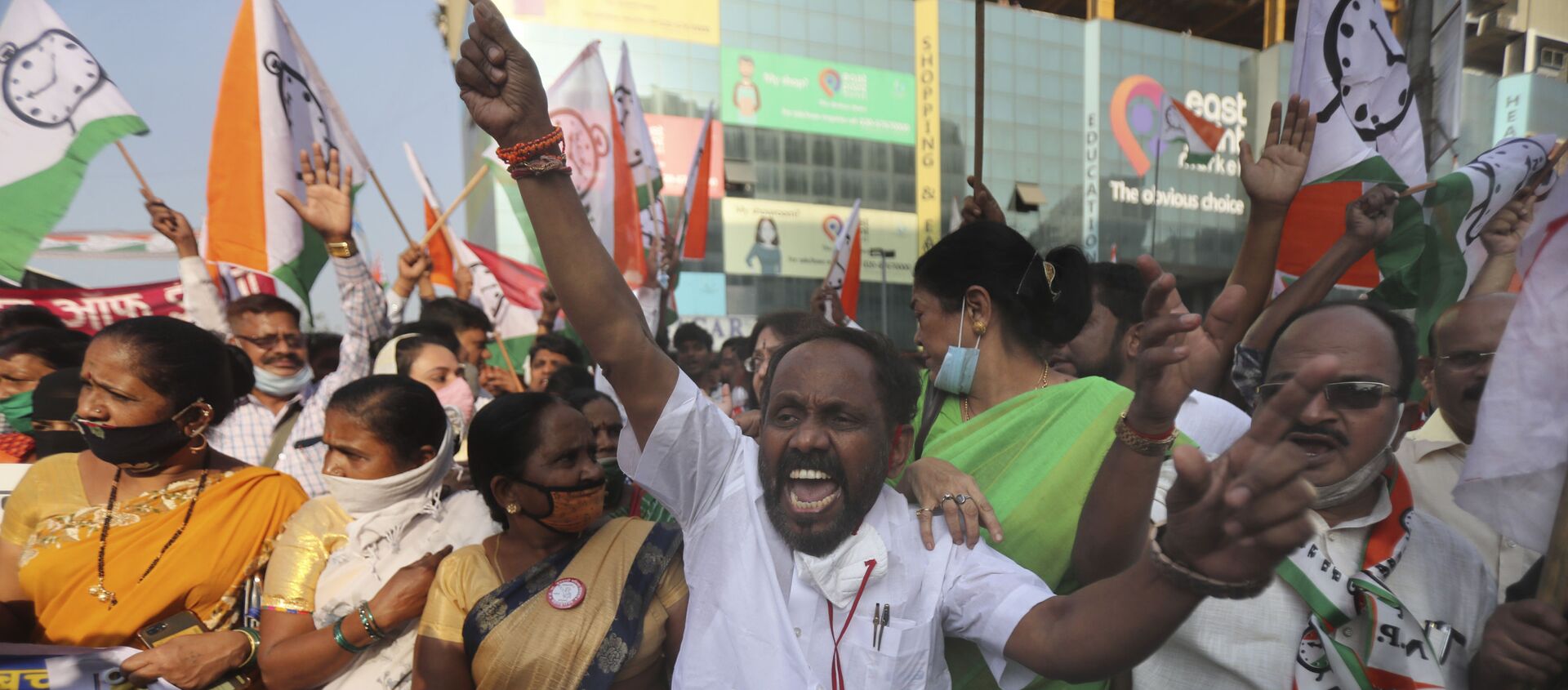 Members of various political parties shout slogans during a protest against new farm laws in Mumbai, India, Saturday, Feb. 6, 2021. Tens of thousands of protesting Indian farmers blocked highways across the country for three hours Saturday to press their demands for the repeal of new agricultural laws.  - Sputnik International, 1920, 15.02.2021