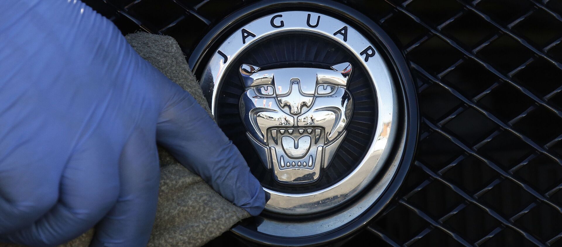 FILE - In this file photo dated Wednesday, Sept. 28, 2016, a worker polishes a Jaguar logo on a car at a Jaguar dealer outlet in London - Sputnik International, 1920