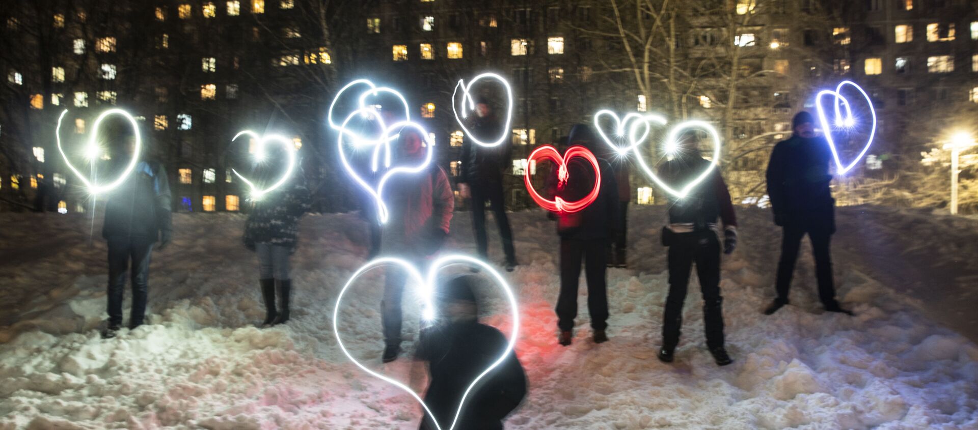 People draw hearts with their cellphones flashlights in support of jailed opposition figure Alexei Navalny in Moscow on 14 February.  - Sputnik International, 1920, 15.02.2021