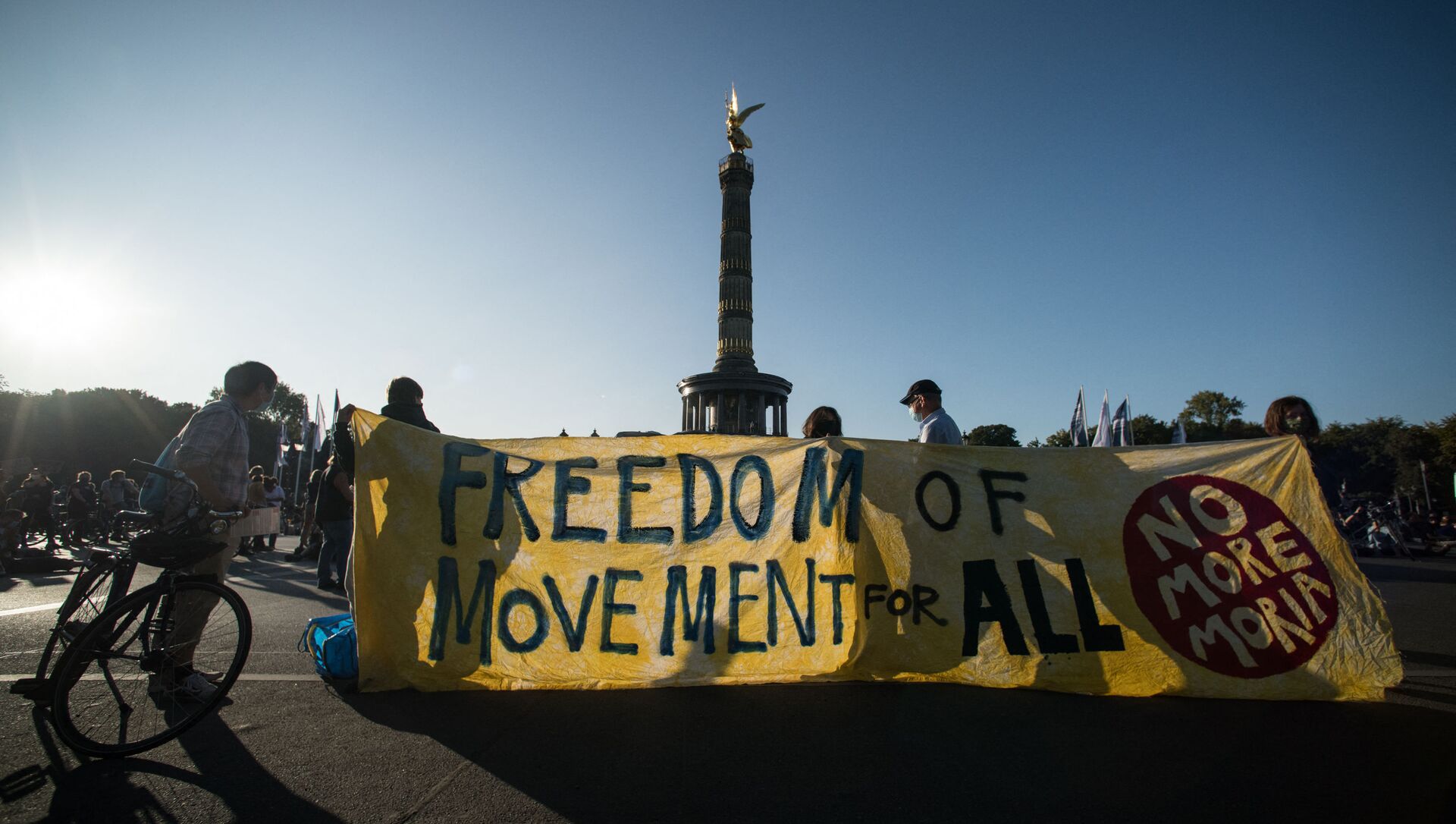Protesters hold a banner reading Freedom of Movement for all during a demonstration for the evacuation of all migrant camps in Greece after the fire at the Moria refugee camp on Lesbos, on September 20, 2020 in Berlin. - Sputnik International, 1920, 15.02.2021