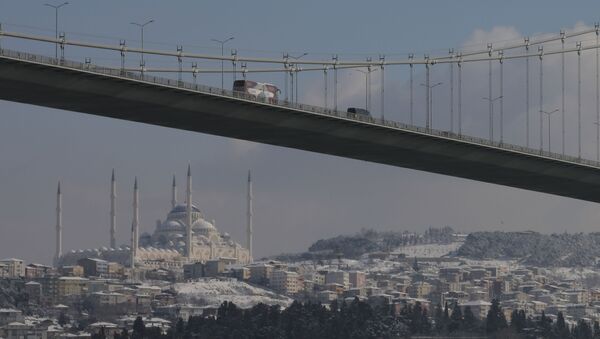 Vehicles cross Istanbul's July 15th Martyrs' Bridge, formerly known as Bosporus Bridge backdropped by the Camlica Mosque, covered in snow, Monday, Jan 18, 2021. - Sputnik International