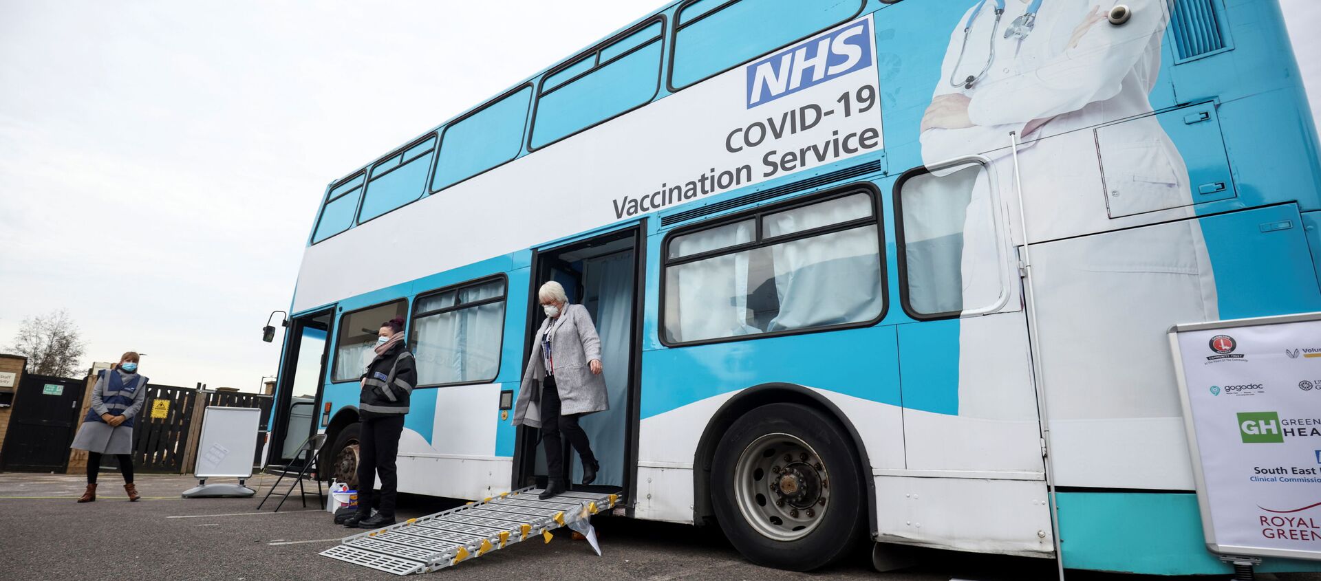 A person gets off a mobile vaccination centre for the coronavirus disease (COVID-19) after receiving the vaccine, in Thamesmead, London, Britain, February 14, 2021. - Sputnik International, 1920
