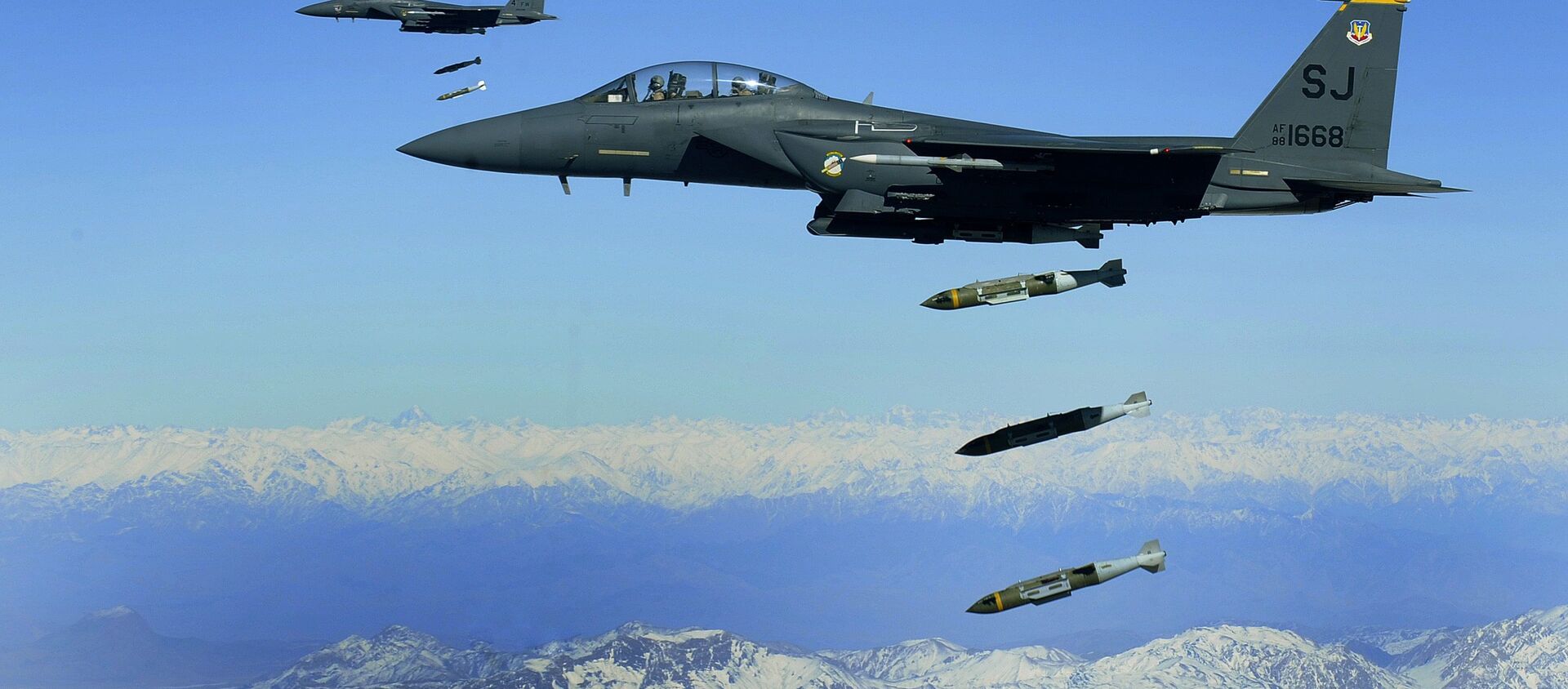 U.S. Air Force F-15E Strike Eagles drop bombs in Afghanistan - Sputnik International, 1920, 25.07.2021