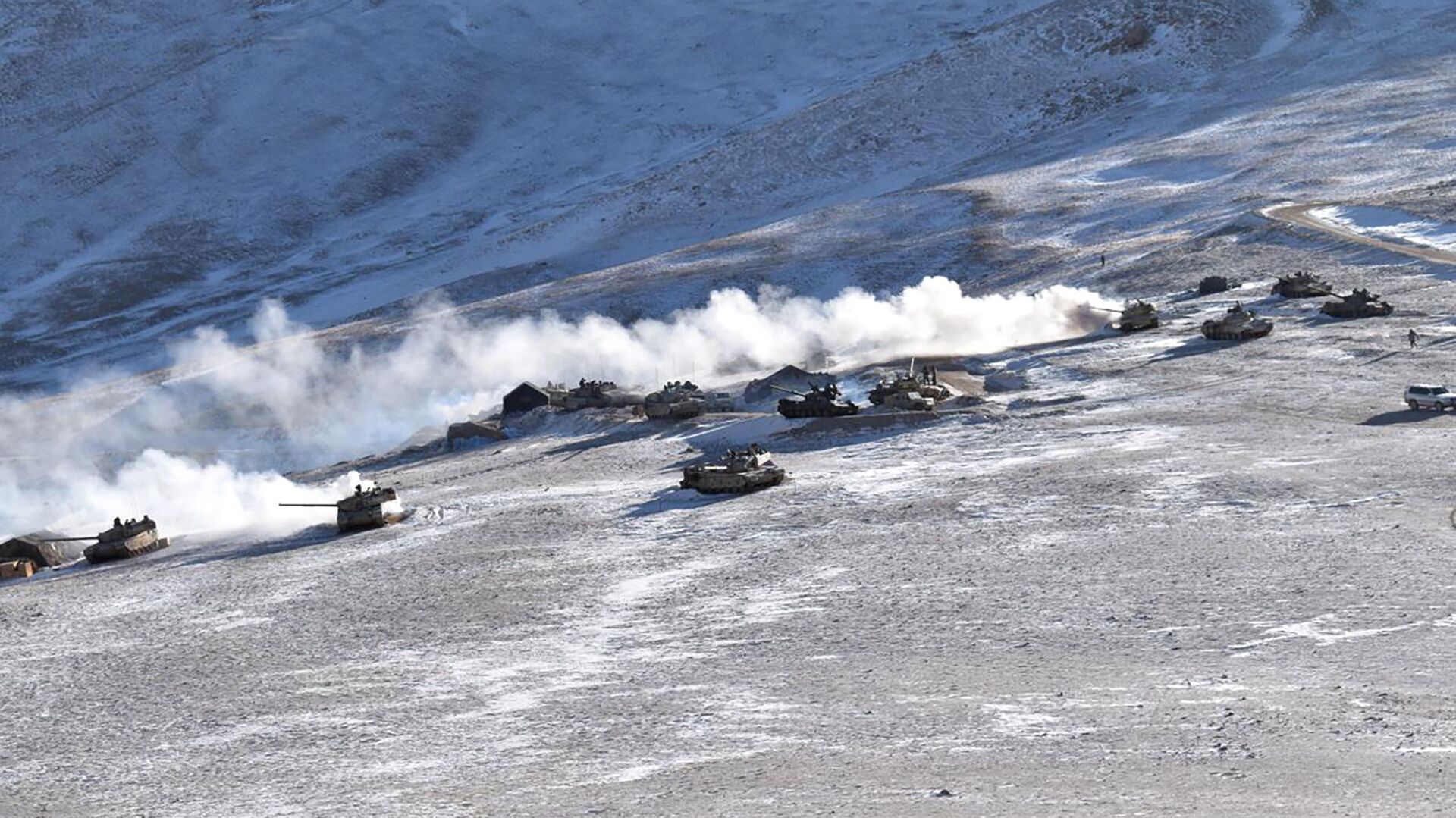 In this photograph provided by the Indian Army, tanks pull back from the banks of Pangong Tso lake region, in Ladakh along the India-China border on Wednesday, Feb. 10, 2021.  - Sputnik International, 1920, 27.12.2021