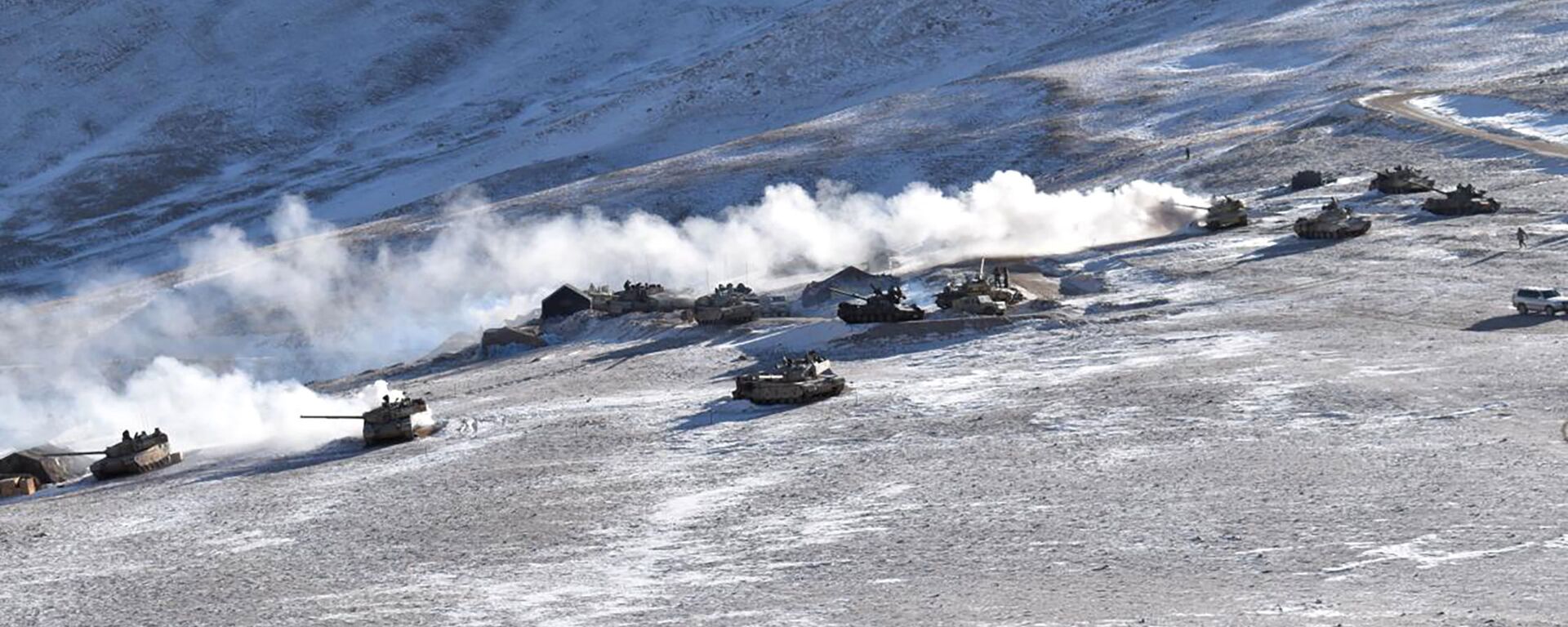 In this photograph provided by the Indian Army, tanks pull back from the banks of the Pangong Tso lake region, in Ladakh along the India-China border on Wednesday, 10 February 2021.  - Sputnik International, 1920, 16.02.2021