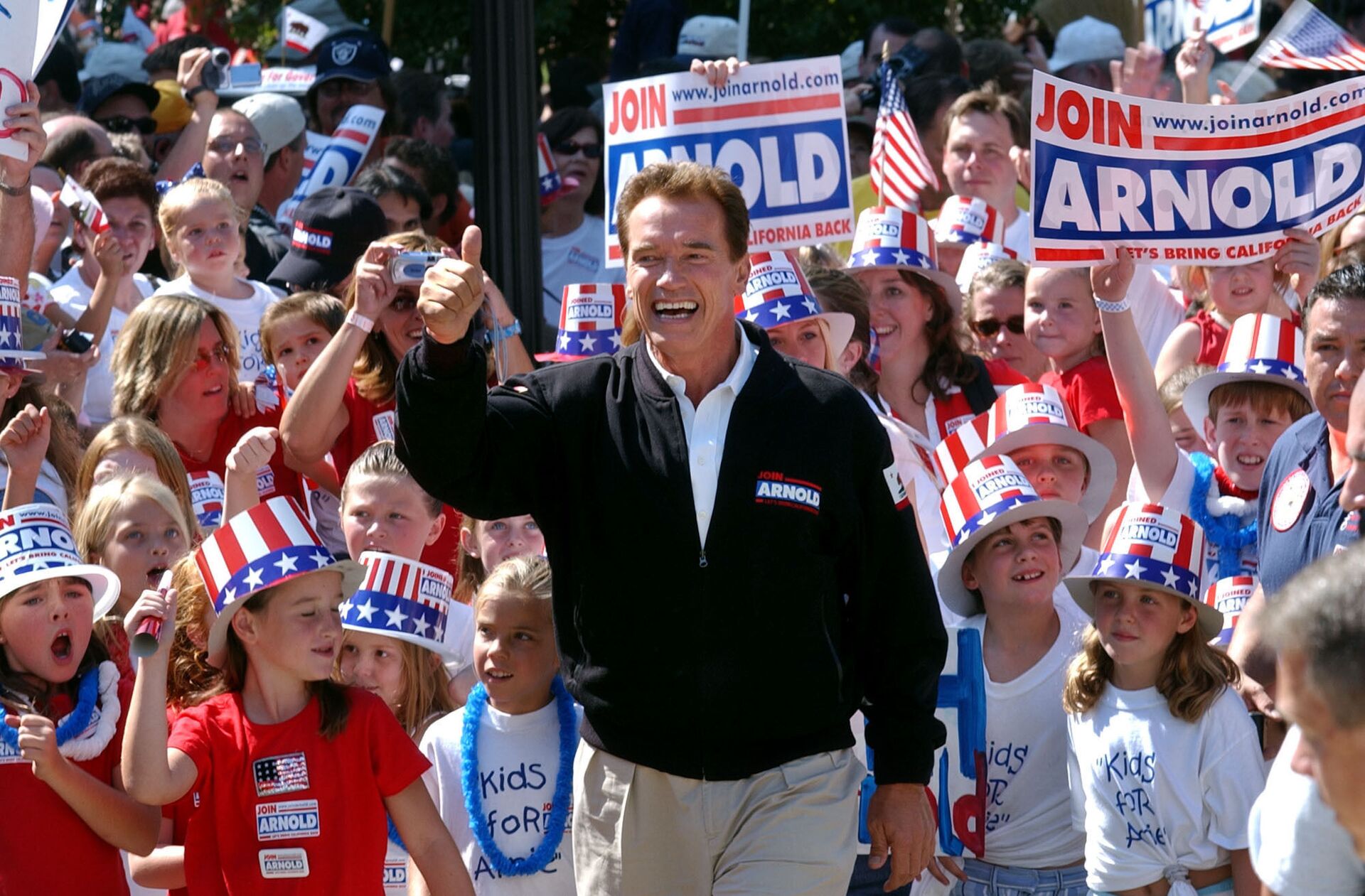  In this Oct. 5, 2003, file photo, Republican candidate for California governor Arnold Schwarzenegger walks up the steps to the state Capitol surrounded by children and waving to supporters during a campaign rally in Sacramento, Calif. California Gov. Gavin Newsom is facing a possible recall election as the nation's most populous state struggles to emerge from the coronavirus crisis - Sputnik International, 1920, 14.09.2021