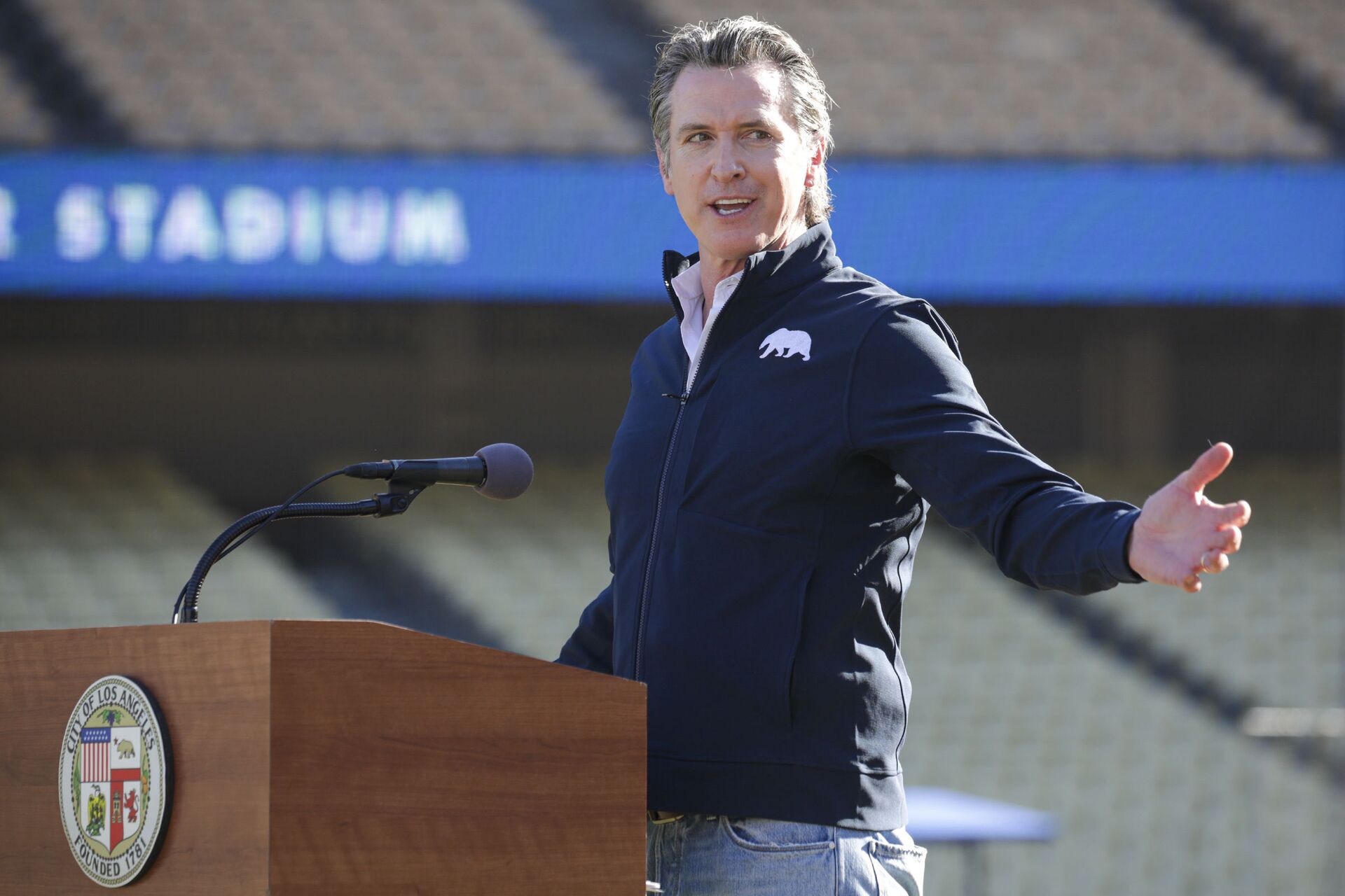 Governor Gavin Newsom addresses a press conference held at the launch of a mass COVID-19 vaccination site at Dodger Stadium on Friday, Jan. 15, 2021, in Los Angeles - Sputnik International, 1920, 07.09.2021
