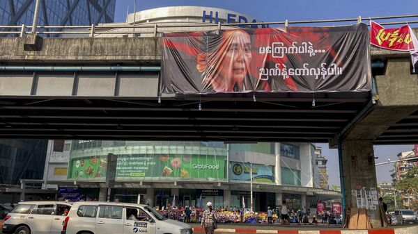 A picture of detained Myanmar leader Aung San Suu Kyi is displayed at an intersection against the military coup in Yangon, Myanmar Tuesday, Feb. 16, 2021. - Sputnik International
