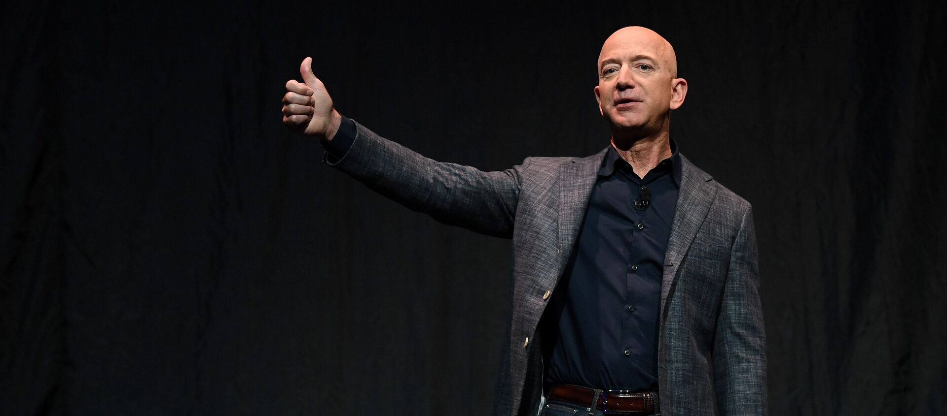 Founder, Chairman, CEO and President of Amazon Jeff Bezos gives a thumbs up as he speaks during an event about Blue Origin's space exploration plans in Washington, U.S., May 9, 2019. - Sputnik International, 1920, 17.02.2021