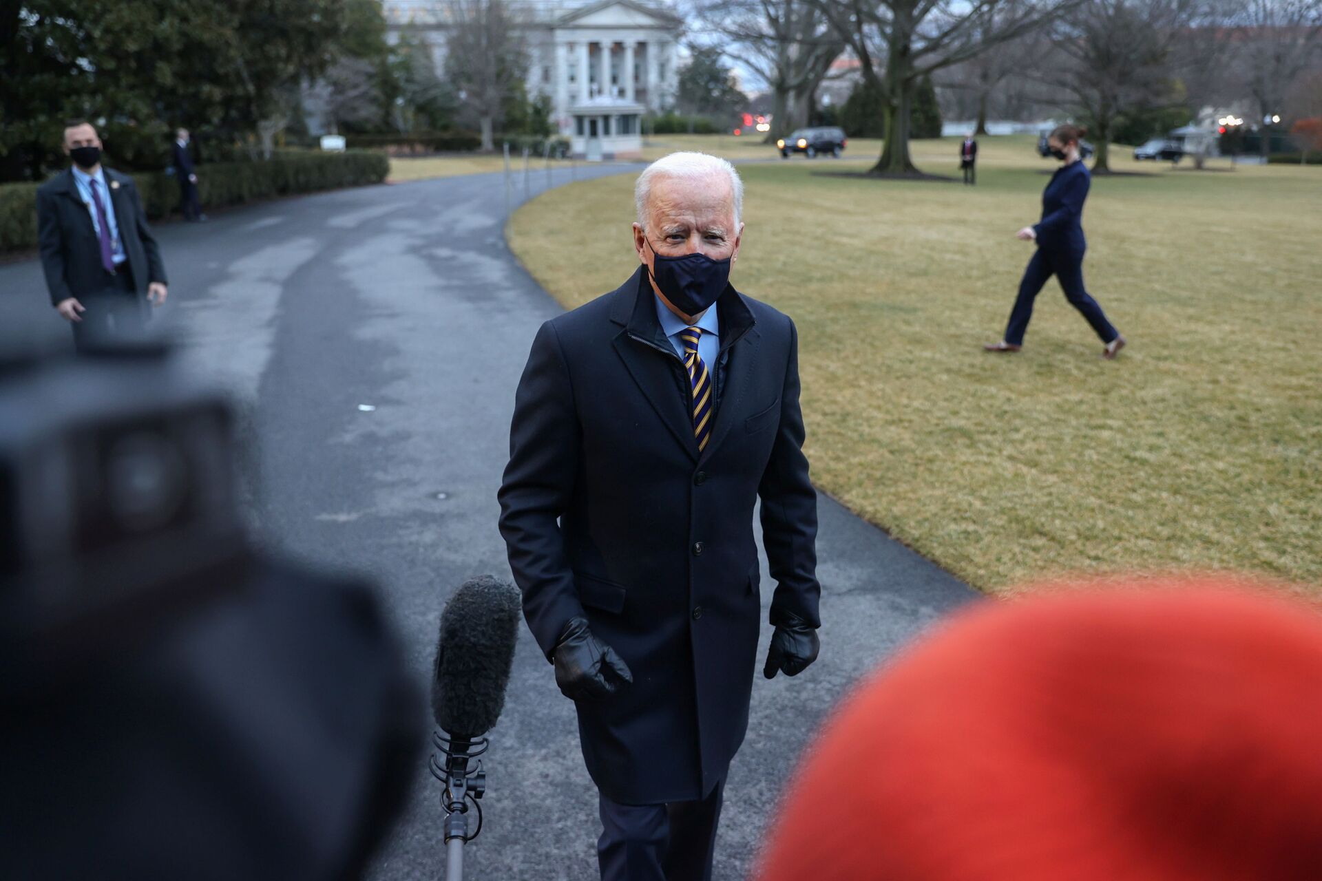  ‘And Here You Are, Talking About Him’: Netizens Weigh in on Biden Being 'Tired of Trump' - Sputnik International, 1920, 17.02.2021