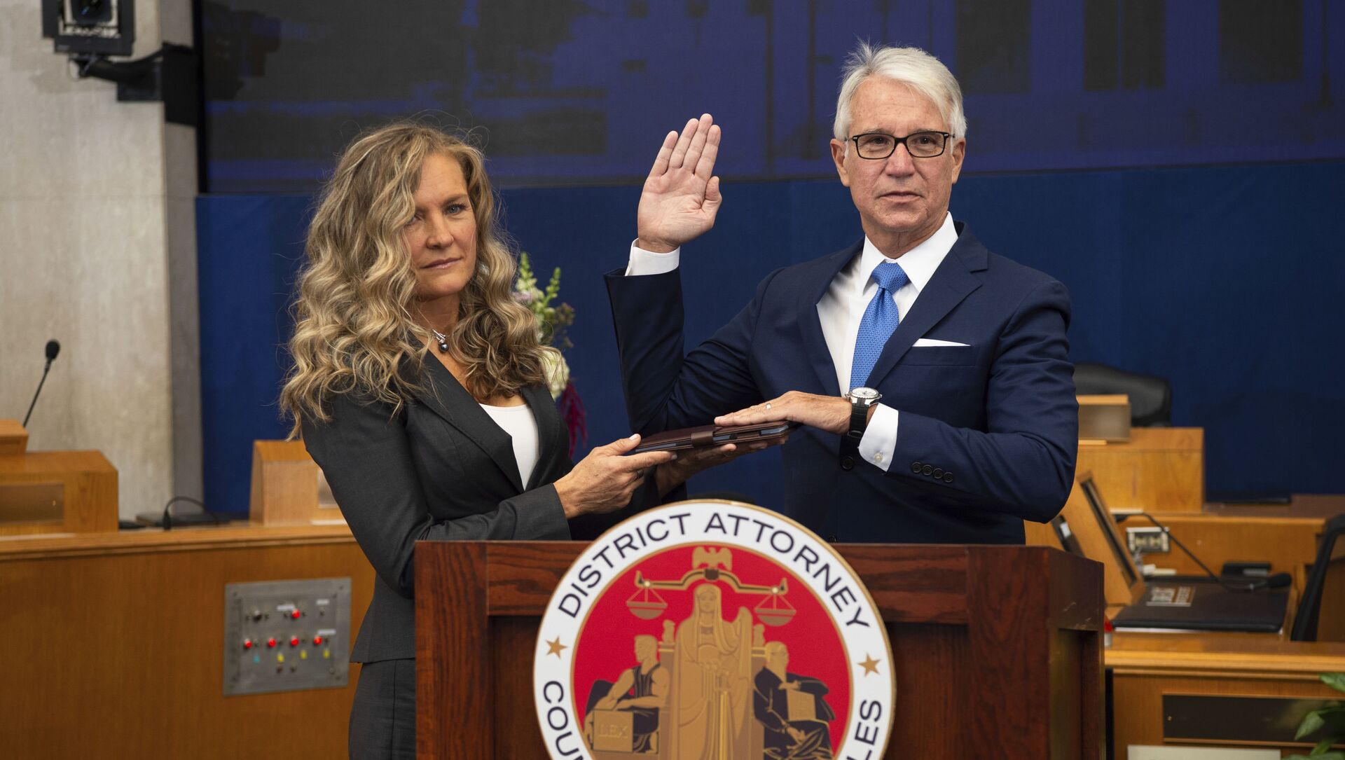 In this photo provided by the County of Los Angeles, incoming Los Angeles County District Attorney George Gascon is sworn in as his wife Fabiola Kramsky holds a copy of the Constitution during a mostly-virtual ceremony in downtown Los Angeles Monday, Dec. 7, 2020 - Sputnik International, 1920, 17.02.2021