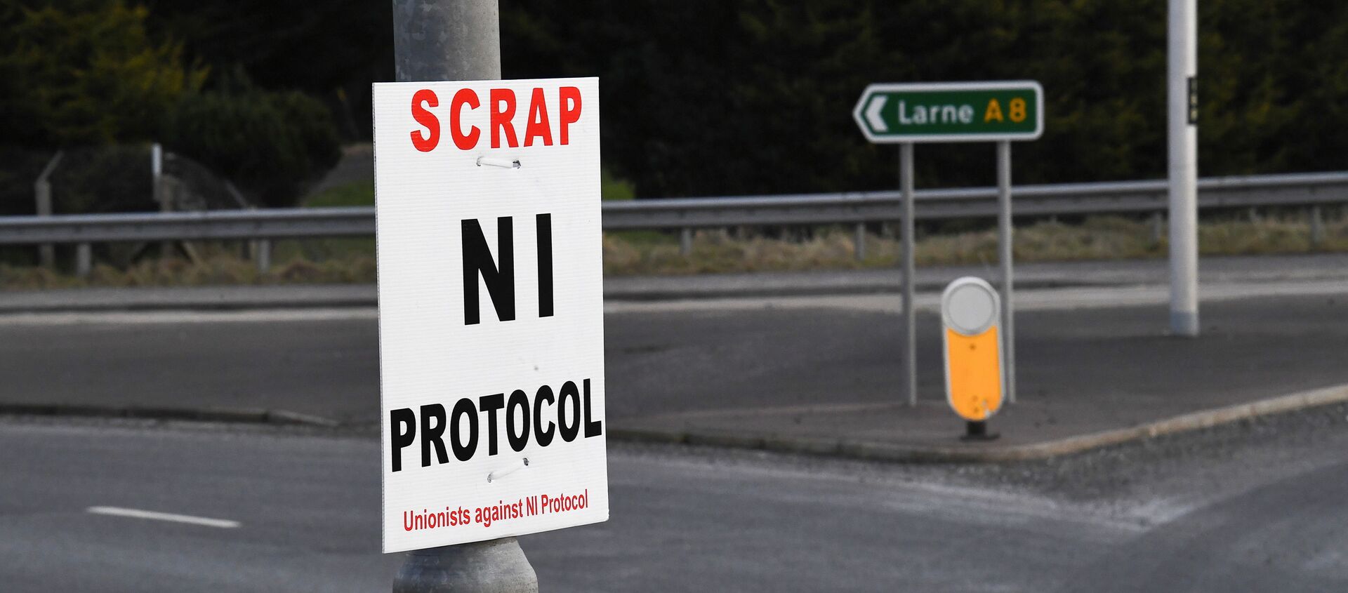 A sign is seen with a message against the Brexit border checks in relation to the Northern Ireland protocol at the harbour in Larne, Northern Ireland February 12, 2021 - Sputnik International, 1920, 05.03.2021