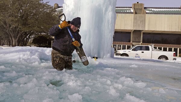 City of Richardson worker Kaleb Love breaks ice on a frozen fountain Tuesday, Feb. 16, 2021, in Richardson, Texas - Sputnik International