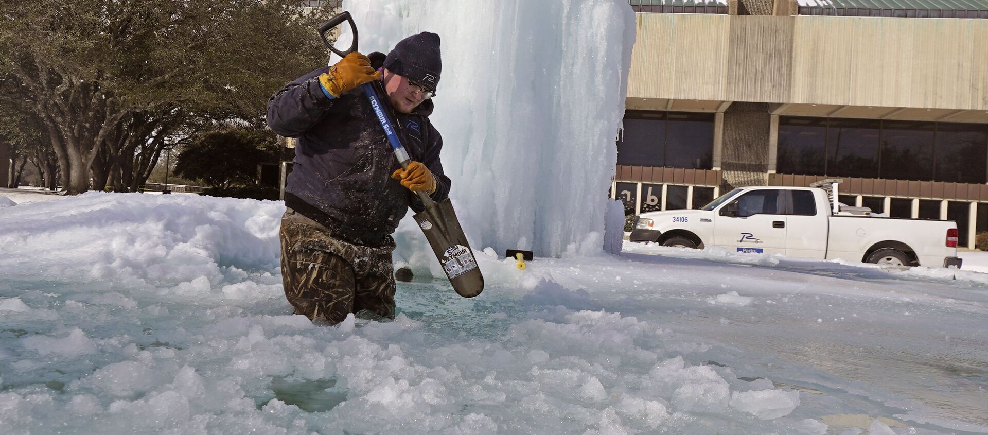 City of Richardson worker Kaleb Love breaks ice on a frozen fountain Tuesday, Feb. 16, 2021, in Richardson, Texas - Sputnik International, 1920, 17.02.2021