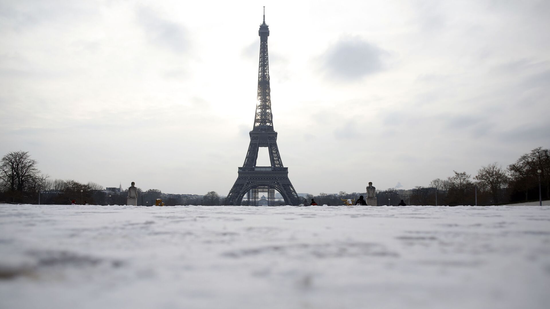 Snow covers the Trocadero gardens with the Eiffel Tower in the background, in Paris, 10 February 2021 - Sputnik International, 1920, 17.02.2021