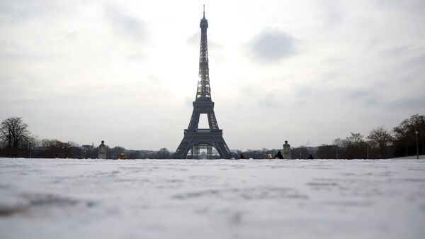 Snow covers the Trocadero gardens with the Eiffel Tower in the background, in Paris, Wednesday, Feb. 10, 2021 - Sputnik International