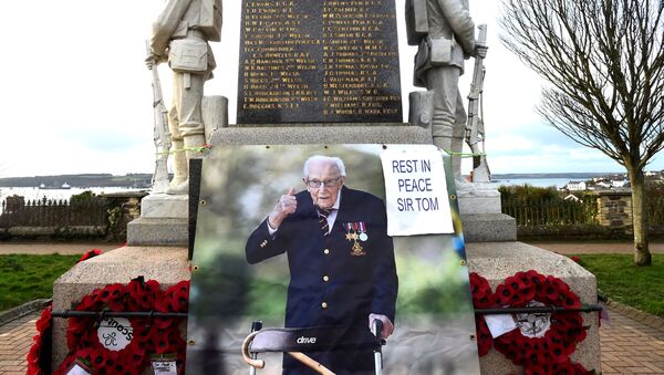 A giant photograph of Captain Tom Moore is added to a war memorial in the centre of Milford Haven, Wales, Britain, February 9, 2021. - Sputnik International