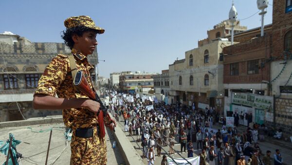 A fighter loyal to Yemen's Huthi rebels stands guard during a rally commemorating the death of Shiite Imam Zaid bin Ali in the capital Sanaa, on September 14, 2020.  - Sputnik International