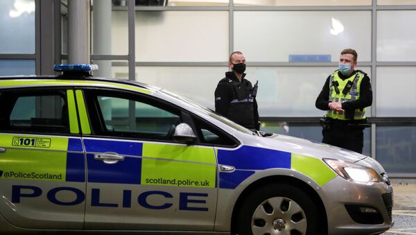 Police officers stand guard outside Crosshouse Hospital as it is put under lockdown as police deal with what they say are three potentially linked serious incidents in Kilmarnock, Scotland, 5 February 2021 - Sputnik International