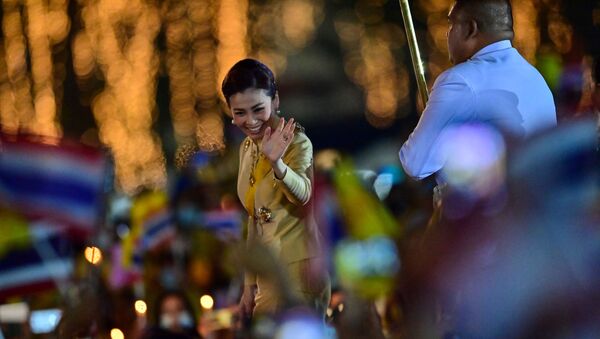 Thailand's Queen Suthida waves to royalist supporters during a ceremony to commemorate the birthday of the late Thai king Bhumibol Adulyadej at Sanam Luang in Bangkok on 5 December 2020 - Sputnik International