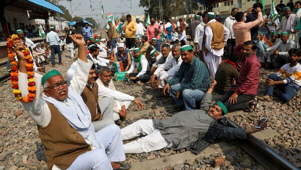 Farmers block the tracks to stop train services at Modi Nagar railway station as part of protests against farm laws, in Modinagar, Uttar Pradesh, India, 18 February 2021. - Sputnik International