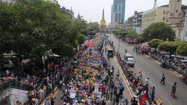 Demonstrators protest against the military coup in Yangon, Myanmar, February 18, 2021 - Sputnik International