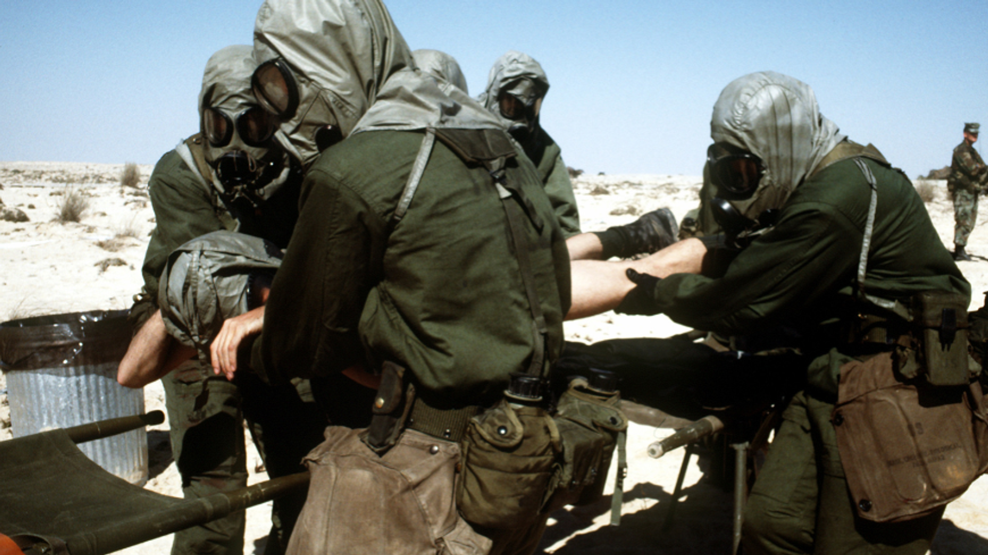 Members of Company C, 1ST Bn., 10th Marines, wearing gas masks and protective clothing, participate in a mass casualty decontamination drill on a beach in the Persian Gulf during Operation Desert Shield - Sputnik International, 1920, 18.02.2021
