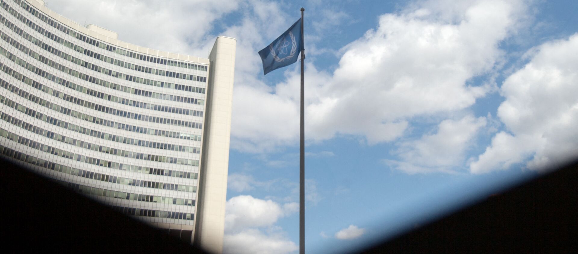 The flag of the International Atomic Energy Agency (IAEA) flutters in front of the IAEA building in Vienna on July 10, 2019. - The UN's nuclear watchdog will hold a special meeting on Iran's nuclear programme, after Tehran breached one of the limits set in a 2015 deal with world powers. - Sputnik International, 1920, 18.02.2021