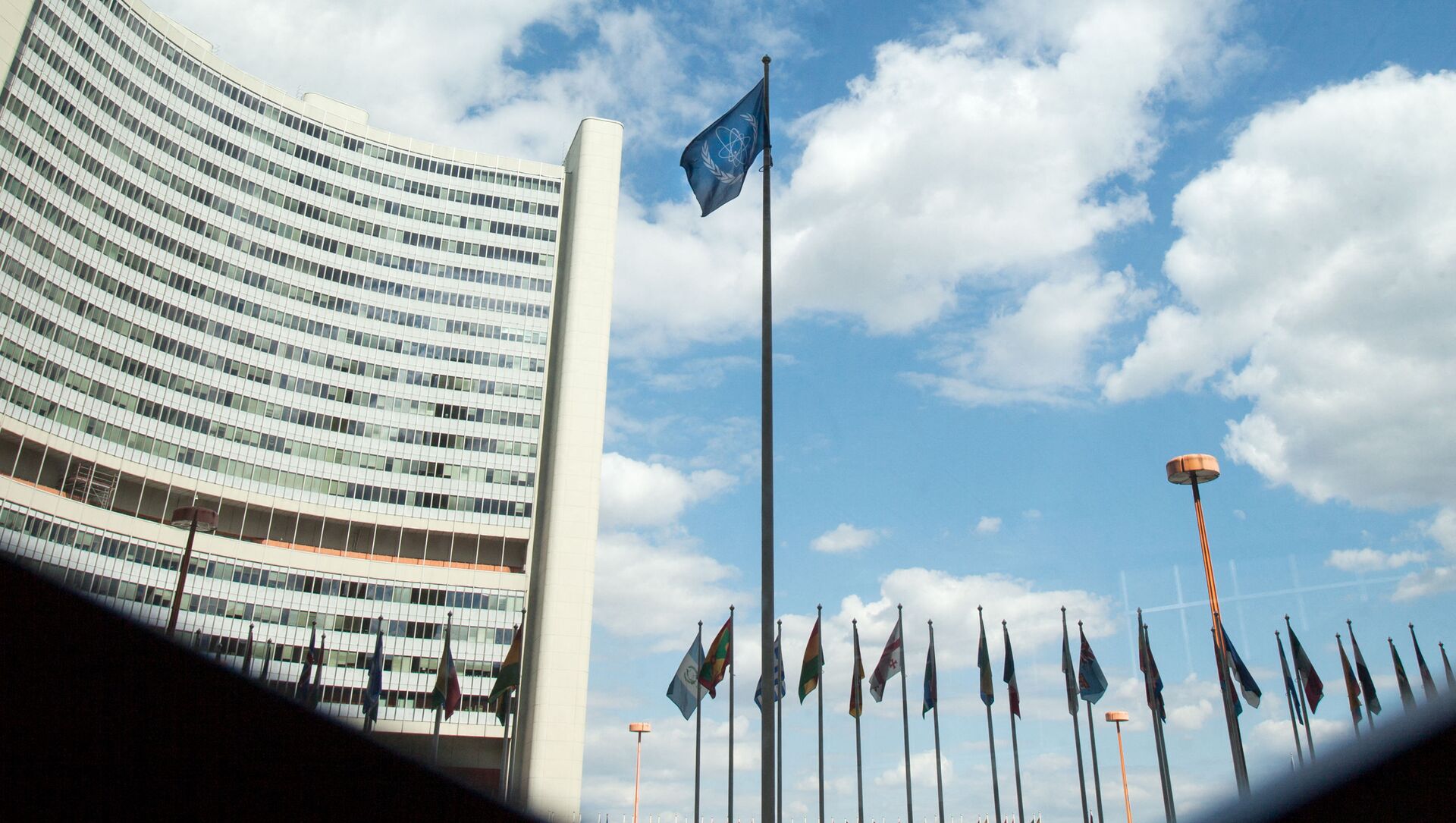 The flag of the International Atomic Energy Agency (IAEA) flutters in front of the IAEA building in Vienna on July 10, 2019. - The UN's nuclear watchdog will hold a special meeting on Iran's nuclear programme, after Tehran breached one of the limits set in a 2015 deal with world powers. - Sputnik International, 1920, 20.02.2021