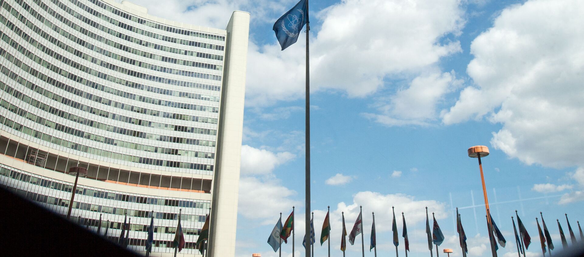 The flag of the International Atomic Energy Agency (IAEA) flutters in front of the IAEA building in Vienna on July 10, 2019. - The UN's nuclear watchdog will hold a special meeting on Iran's nuclear programme, after Tehran breached one of the limits set in a 2015 deal with world powers. - Sputnik International, 1920, 20.02.2021