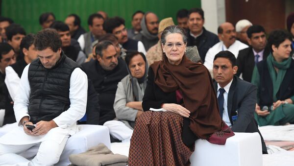 Congress president Sonia Gandhi (R) and former party president Rahul Gandhi attend a sit-in protest for unity in New Delhi on 23 December 2019, amid widespread protests against India's new citizenship law. - Sputnik International