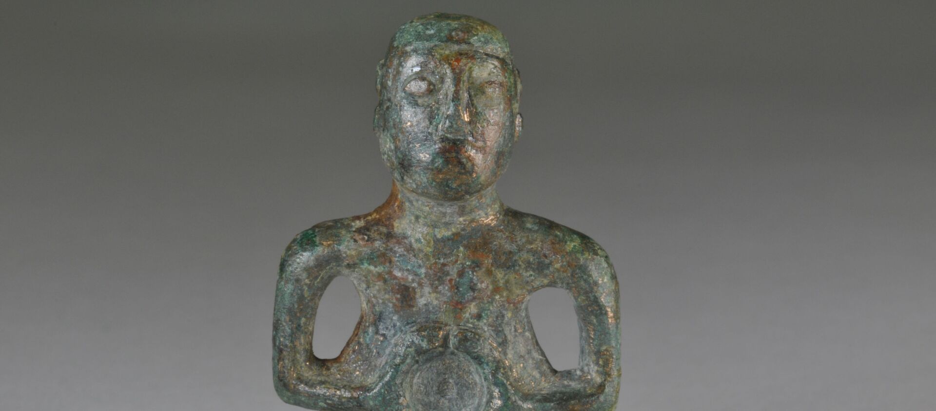 The tiny 1st century figure of a Celtic deity found by National Trust archaeologists shows remarkable detail, including a moustache and details of its hair style - Sputnik International, 1920, 19.02.2021