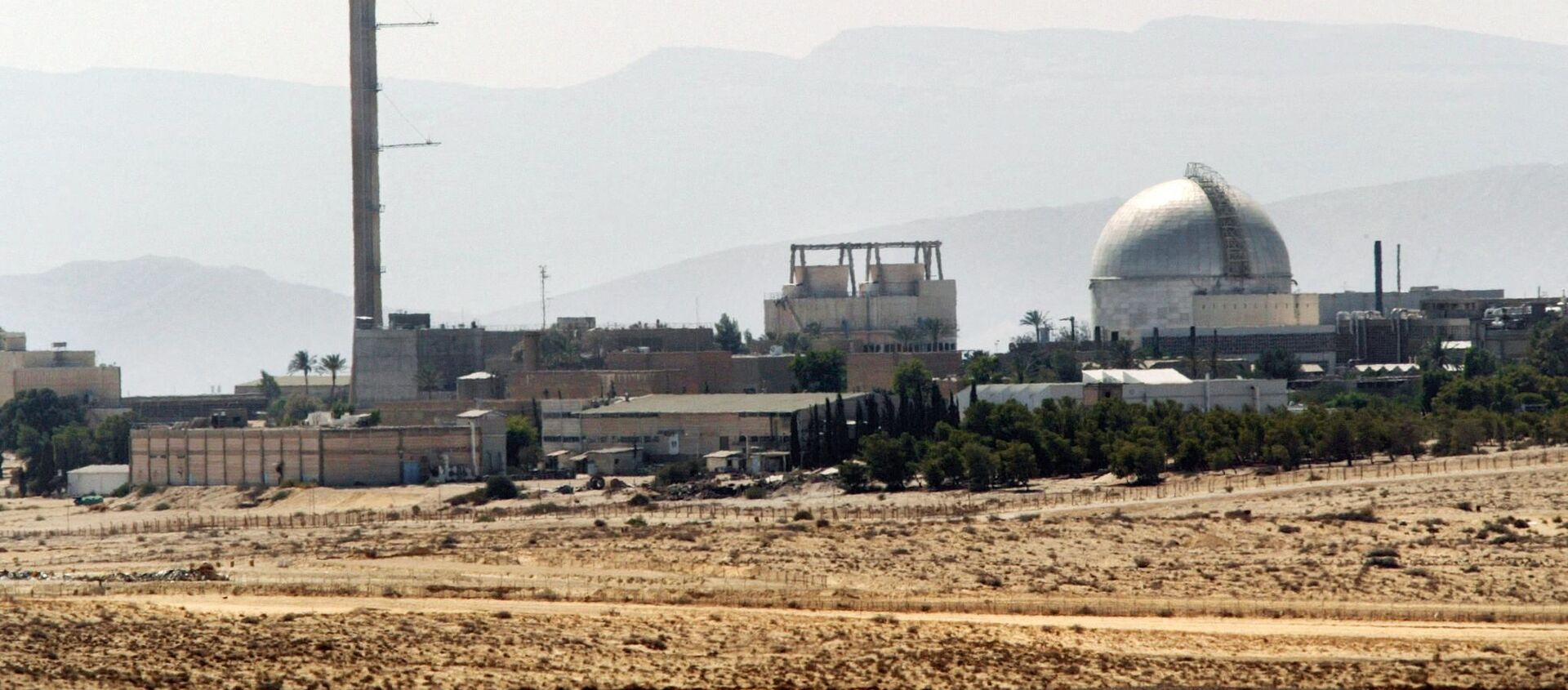 Partial view of the Dimona nuclear power plant in the southern Israeli Negev desert taken 08 September 2002 - Sputnik International, 1920, 19.02.2021