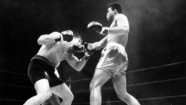 Oscar Bonavena fighting Muhammad Ali in 1970 - Sputnik International