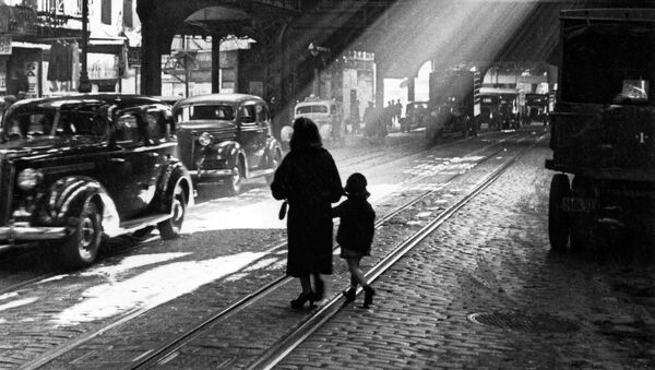 A woman and child walking through New York in the 1920s - Sputnik International