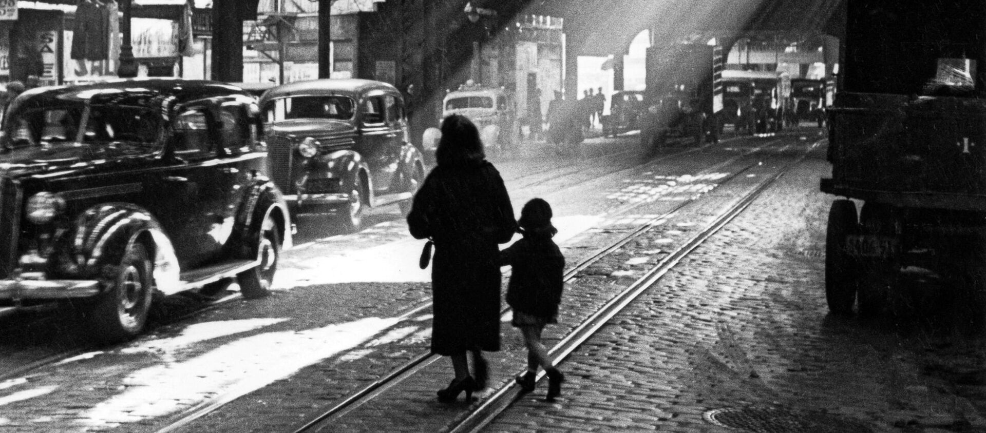 A woman and child walking through New York in the 1920s - Sputnik International, 1920, 19.02.2021