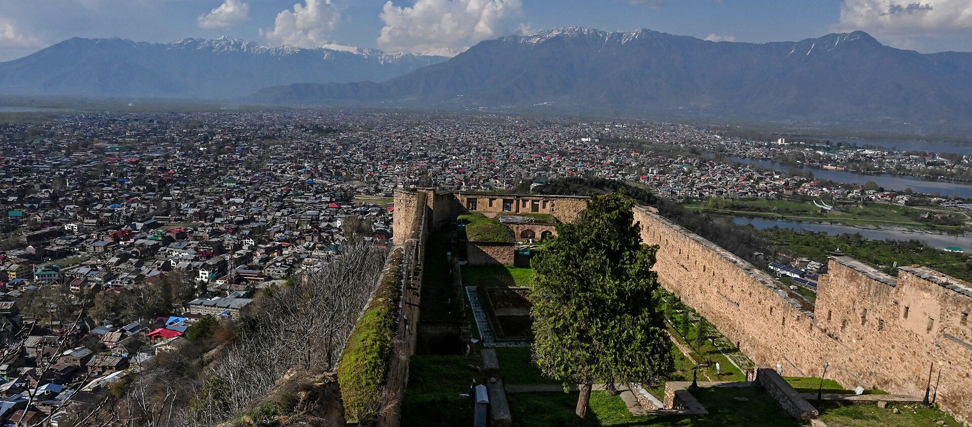 A general view shows the city from Hari Parbat Fort during a government-imposed nationwide lockdown as a preventive measures against the COVID-19 coronavirus, in Srinagar on April 4, 2020 - Sputnik International, 1920, 19.02.2021