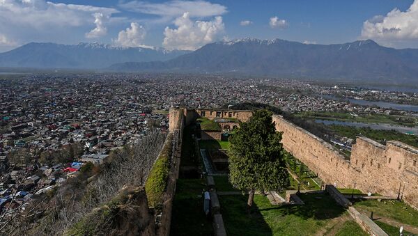 A general view shows the city from Hari Parbat Fort during a government-imposed nationwide lockdown as a preventive measures against the COVID-19 coronavirus, in Srinagar on April 4, 2020 - Sputnik International
