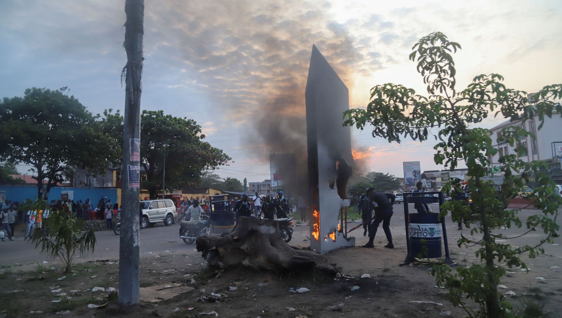 Residents set fire to mysterious monolith that appeared in Kinshasa, Democratic Republic of Congo February 17, 2021 - Sputnik International, 1920, 19.02.2021
