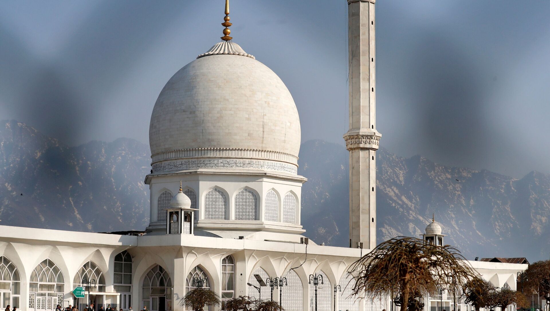 Indian officials escort foreign diplomats as they visit Kashmir's holiest Muslim shrine of Hazratbal, in Srinagar. Indian officials escort foreign diplomats as they visit Kashmir's holiest Muslim shrine of Hazratbal, in Srinagar. - Sputnik International, 1920, 19.02.2021