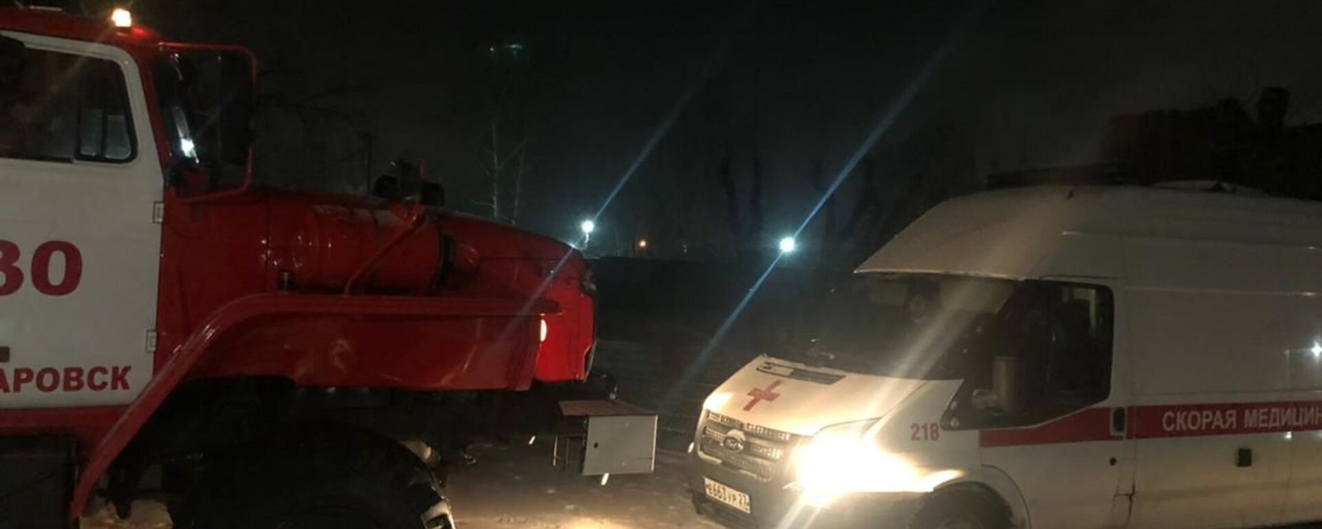 Firefighting vehicles of the Russian Emergencies Ministry and ambulance vehicles near the fire extinguishing site in a residential building on Belorusskaya Street in Khabarovsk. - Sputnik International, 1920, 01.06.2025