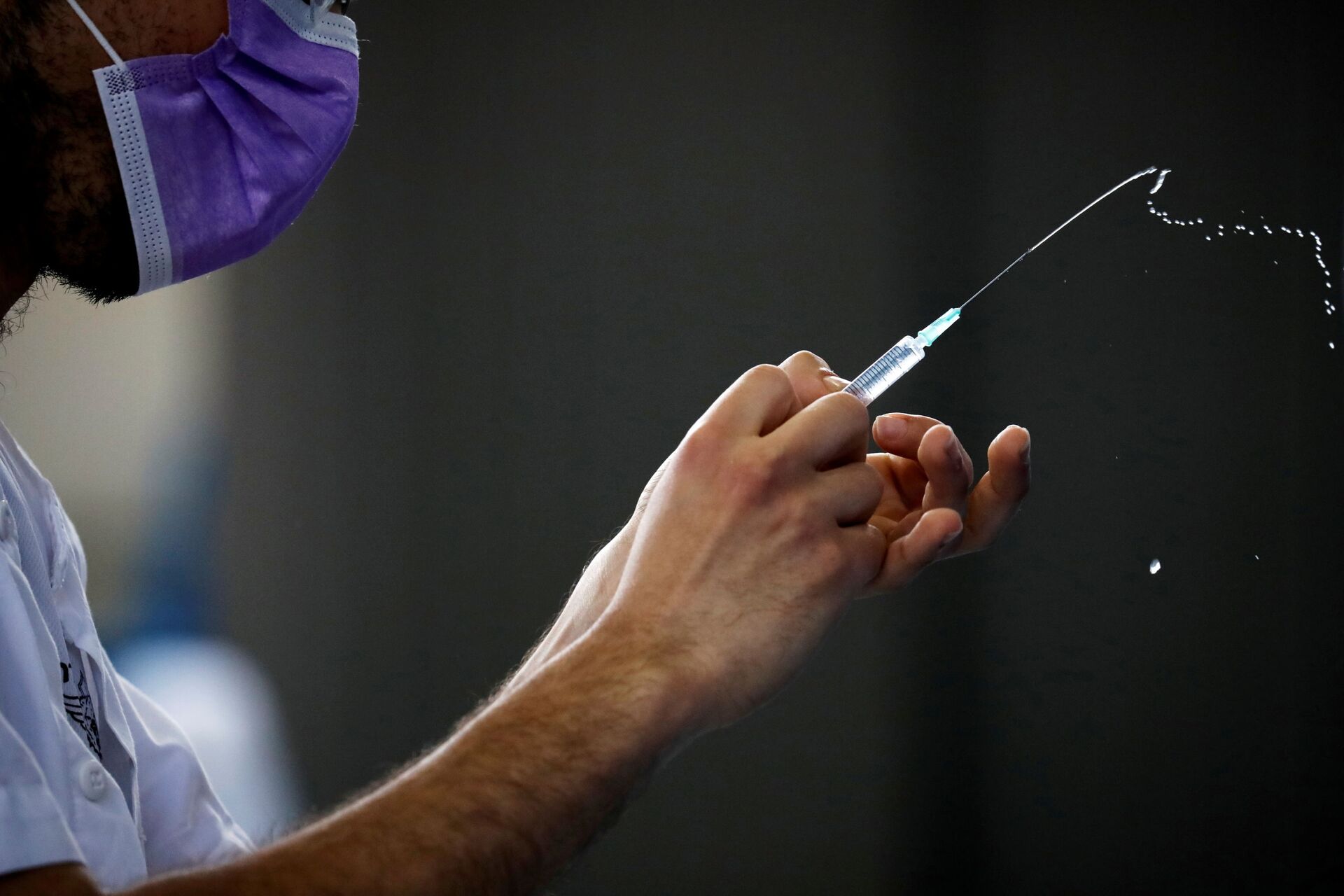 A medical worker prepares to administer a vaccination against the coronavirus disease (COVID-19) at a temporary Clalit Healthcare Maintenance Organization (HMO) centre, at a sports hall in Netivot, Israel February 4, 2021 - Sputnik International, 1920, 05.11.2021