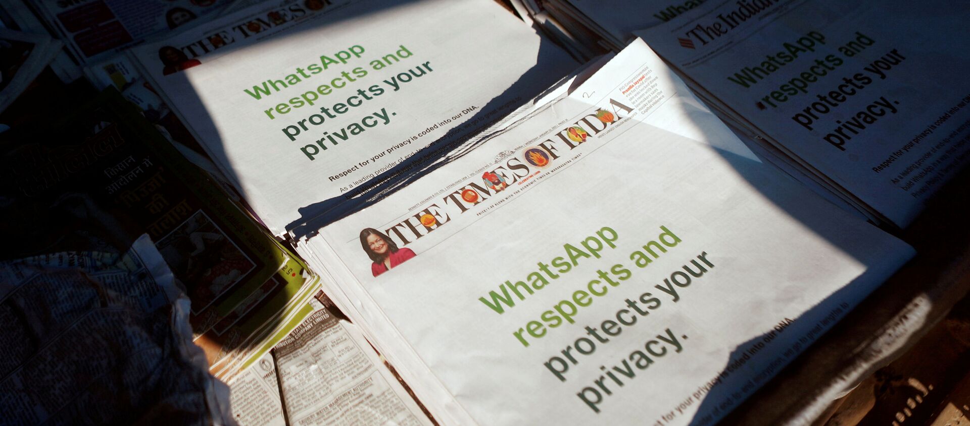 A WhatsApp advertisement is seen on the front pages of newspapers at a stall in Mumbai, India, January 13, 2021. - Sputnik International, 1920, 20.02.2021