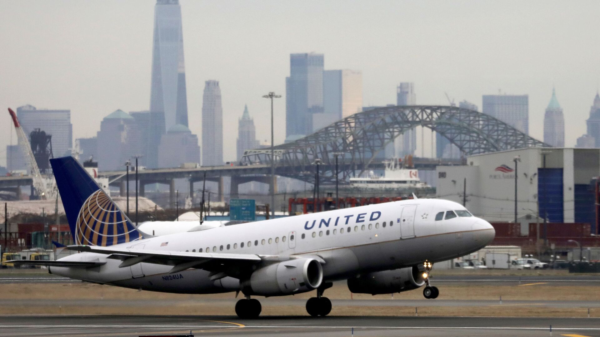 A United Airlines passenger jet takes off with New York City as a backdrop, at Newark Liberty International Airport, New Jersey, U.S. December 6, 2019.  - Sputnik International, 1920, 29.09.2021