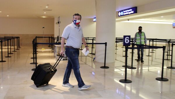 U.S. Senator Ted Cruz (R-TX) carries his luggage at the Cancun International Airport before boarding his plane back to the U.S., in Cancun, Mexico February 18, 2021.  - Sputnik International